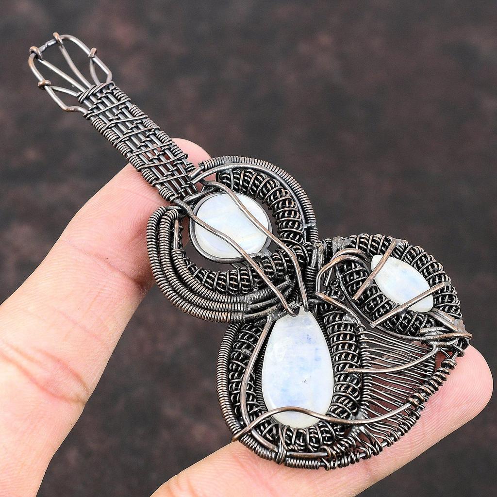 Подвеска Rainbow Moonstone, обернутая медной проволокой, подвеска с драгоценным камнем, музыкальный инструмент, ювелирное изделие, подарок для нее, кулон с дизайном гитары