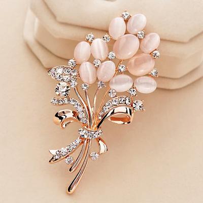 Женская брошь с кристаллами "Цветок"