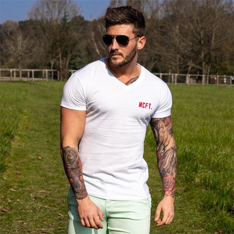 Muscleguys Летняя мода с v-образным вырезом, графические футболки для мужчин, фирменный принт, короткий рукав, облегающий крой, фитнес, спортивный топ для мужчин, повседневная уличная одежда