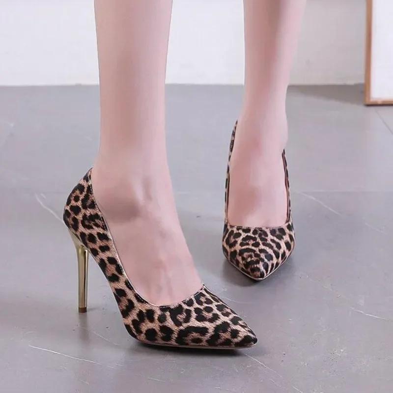 Сексуальная дизайнерская обувь Весенне-осенняя мода Леопардовый принт Высокие каблуки Острый носок Шпилька Трендовая Подиумная Женская Новая Обувь