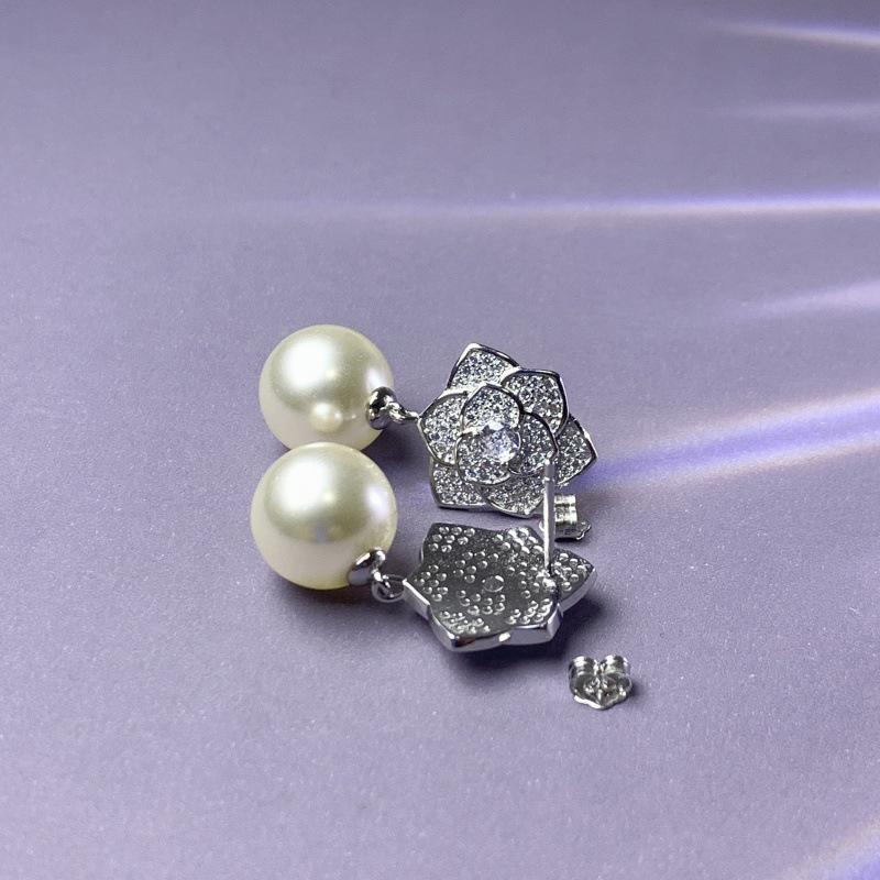 Серьги-пусеты из белой меди с серебряной иглой S925, камелия и жемчуг