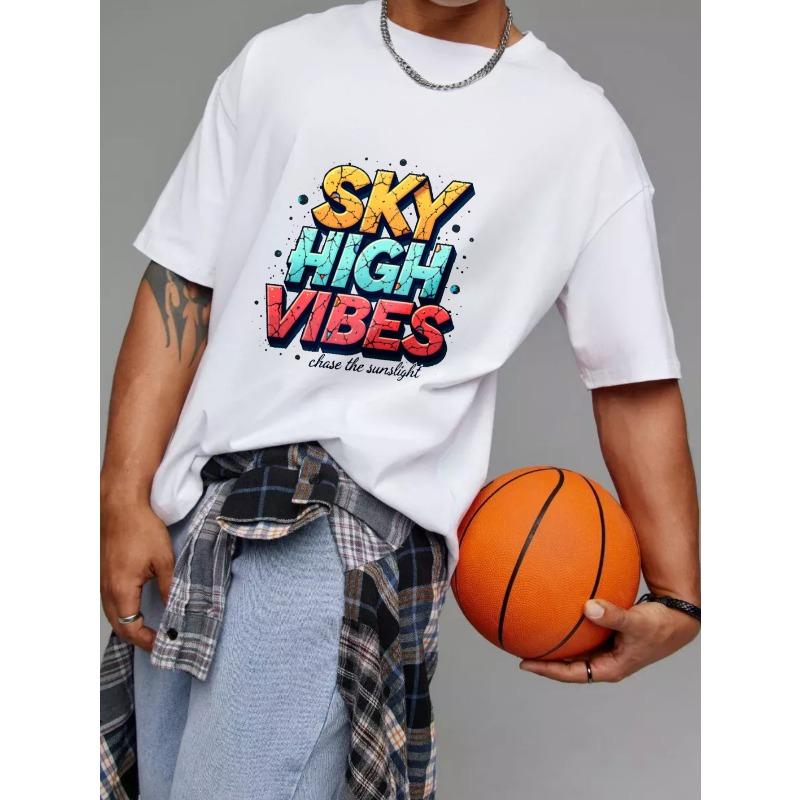 Белая футболка с красочным графическим принтом и текстом Sky High Vibes и Chase The Sunlight для повседневной носки и активного отдыха