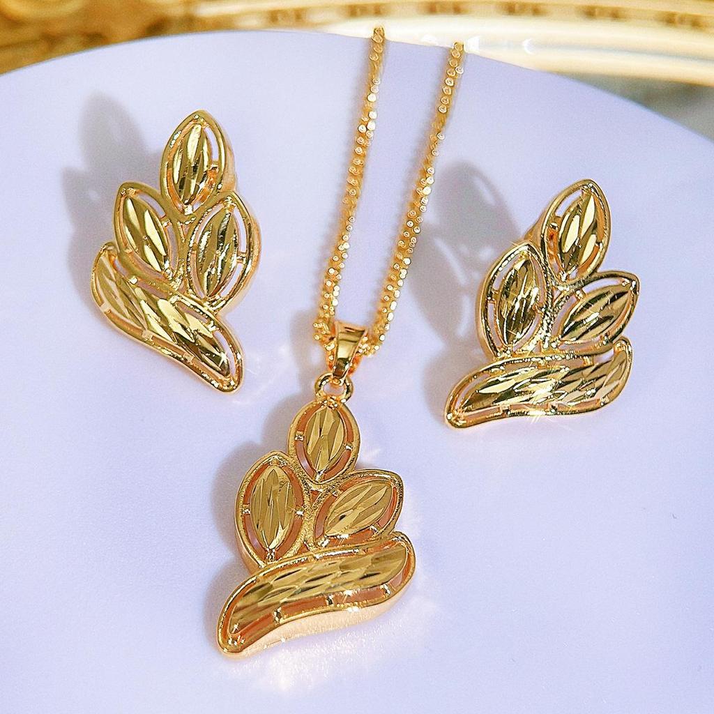 CMM 2PCS Retro Palace Jewelry Set Golden Leaf Shape Brushed Craft Clavicle Chain Pendant Necklace Earrings Women's Party Jewellery Accessories