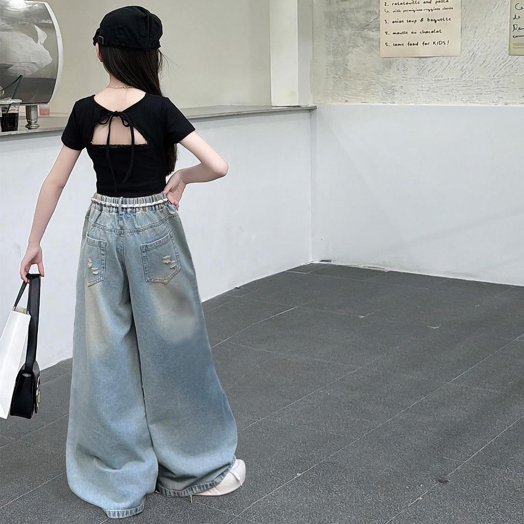 Летний модный комплект из двух предметов для девочек: Джинсы с тонким принтом и короткой футболкой без спинки.