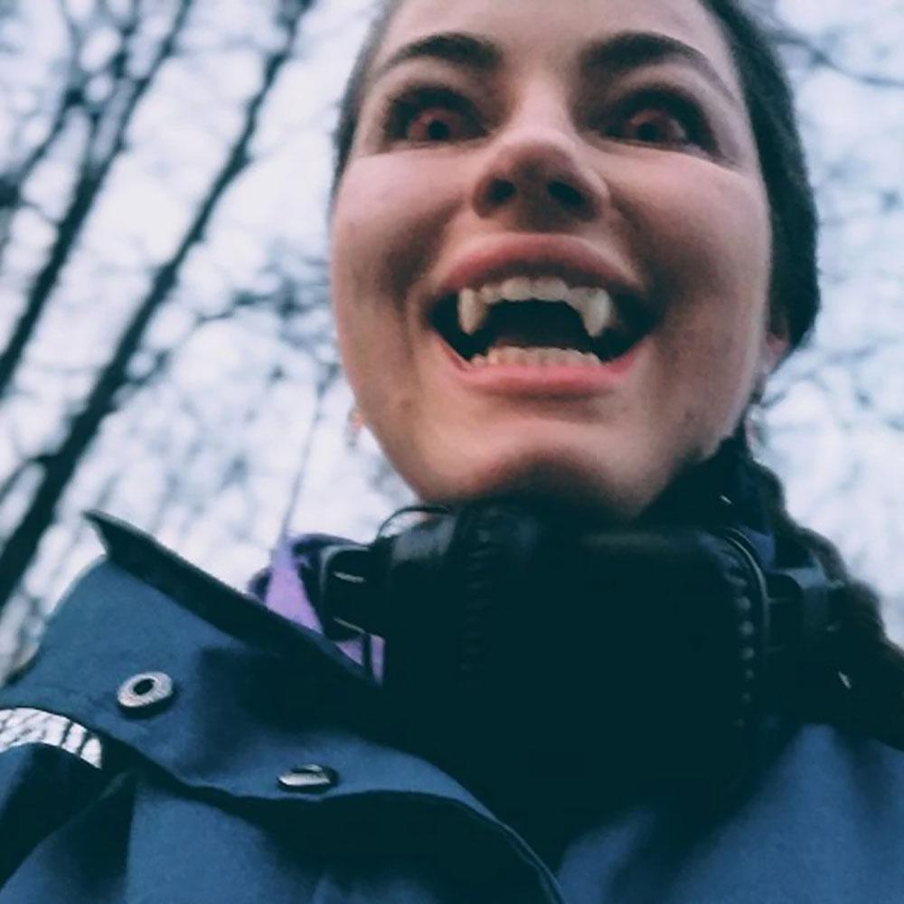 Украшение на Хэллоуин Зубы вампира, Клыки 1,3-1,9 см, Вставные зубы, Накладные клыки с клеем для протезов, Реквизит для костюма для косплея на Хэллоуин