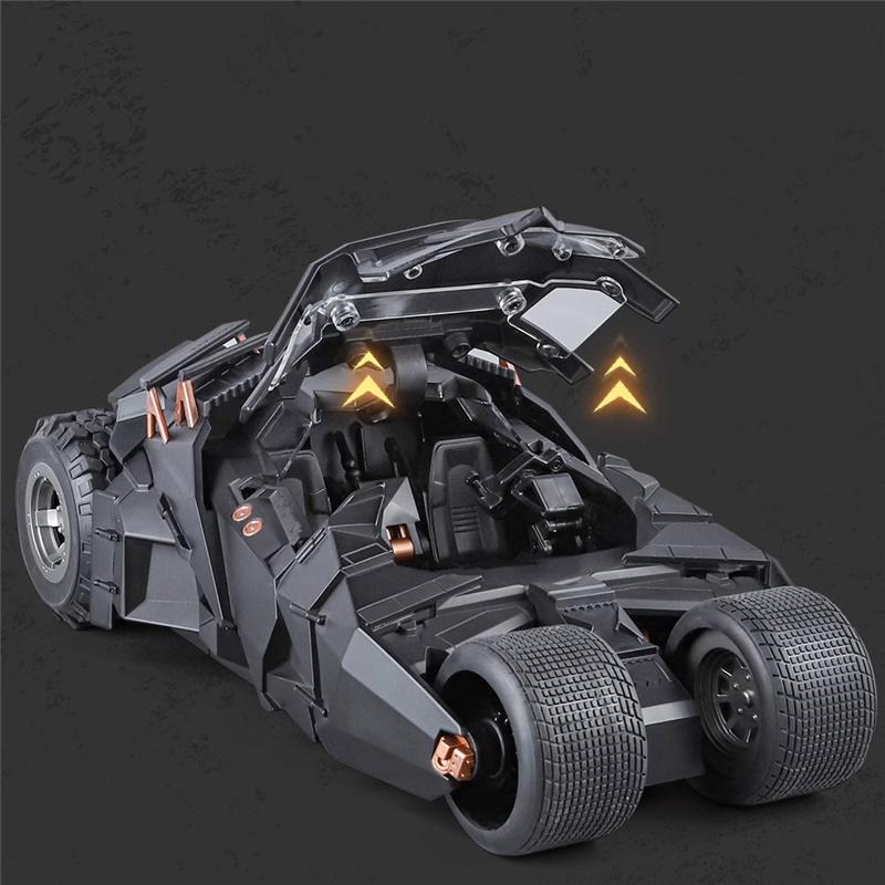 1/18 Классический автомобиль из фильма 2008 Bat-mobile Alloy Bat Sports Car Модель литой металлической гоночной боевой машины Модель Звук Свет Детские подарки