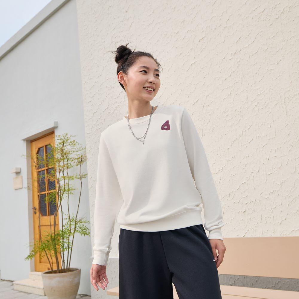 Nike Sweatshirts Women's White Crew Neck Moderate Regular