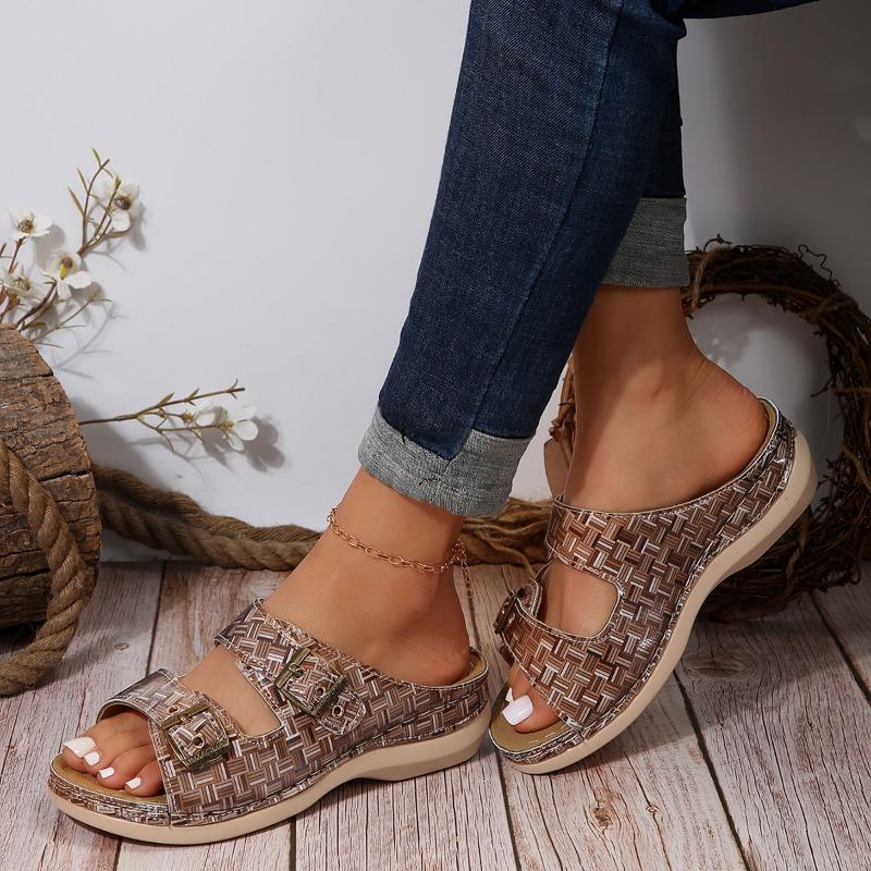 Модные шлепанцы большого размера женские 2024 новые с вырезами, с металлической пряжкой, на танкетке, для носки, многоцветные, повседневные, домашние шлепанцы, женская обувь