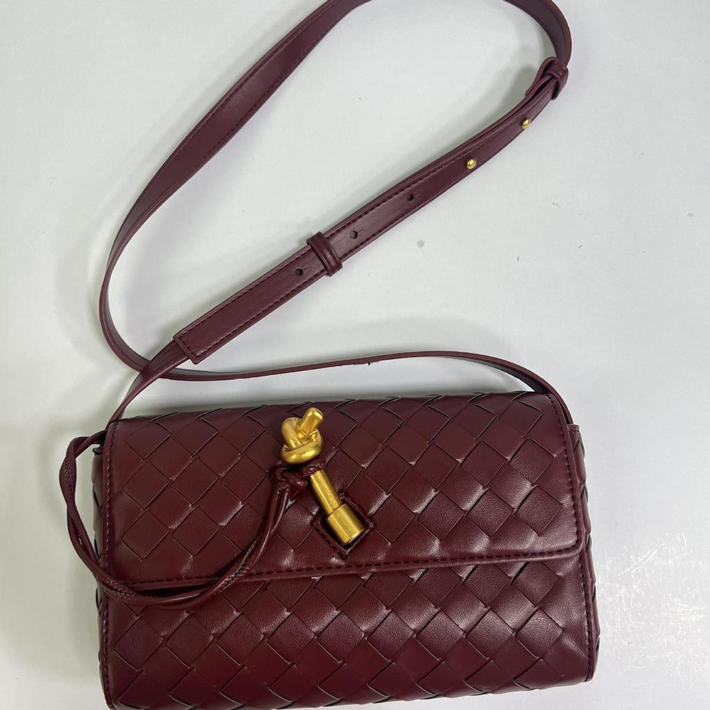 2024 Высококачественная плетеная сумка через плечо с золотым замком