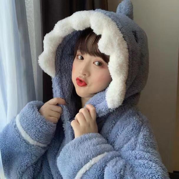 Женская милая пижама с капюшоном в виде акулы: Утолщенный коралловый флис для тепла, идеально подходит для зимнего отдыха и ношения на улице.