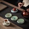 Керамическая подставка под чайный сервиз: Круглый противоожоговый теплоизоляционный коврик с изображением гор и воды.