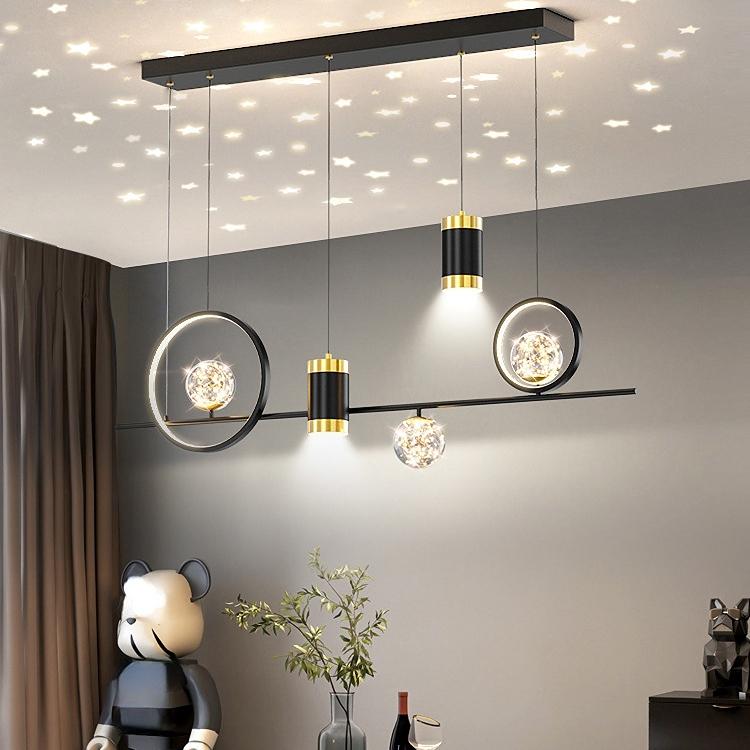 Небо полно звезд, а бар и ресторан — длинные и прямые светильники.