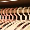 Perchas de plástico antideslizantes para ropa, diseño ergonómico de hombro ancho, giro 360 grados