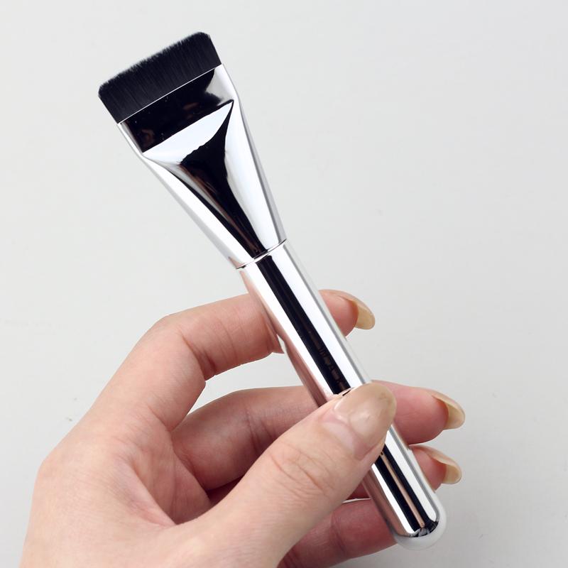 Single-Shape Flat Head Foundation Brush for Flawless Nude Skin and Light Concealer