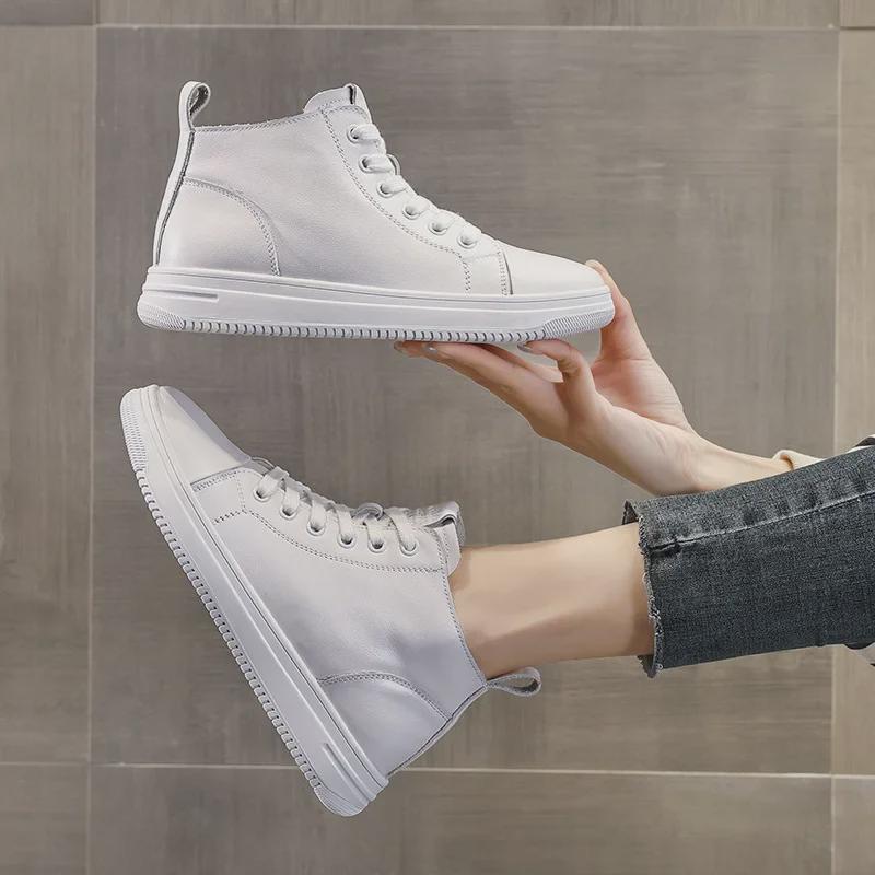 Осенние женские высокие кеды из натуральной кожи 2025 года — модная повседневная обувь белого цвета.