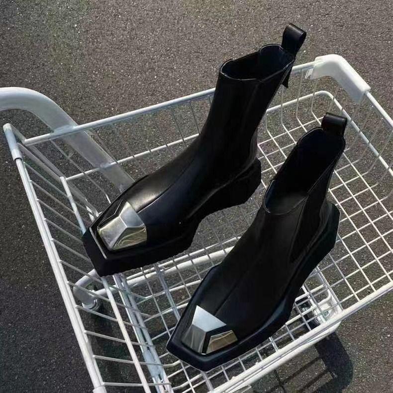 Мода 2025 Новые Металлический Квадратный Носок Платформа Платформа Челси Ботинки Показывать Тонкие Черные Короткие Ботинки Женские Британский Фан Автомобильные Ботинки