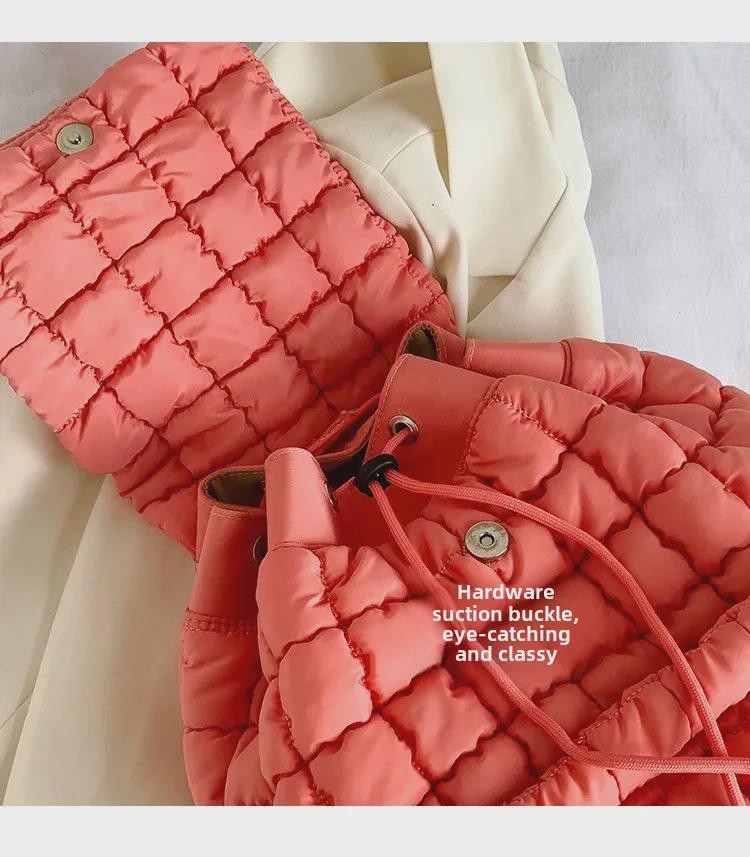 Женский пушистый клетчатый рюкзак — стильный, легкий, большой вместимости для поездок на работу и путешествий осенью/зимой.