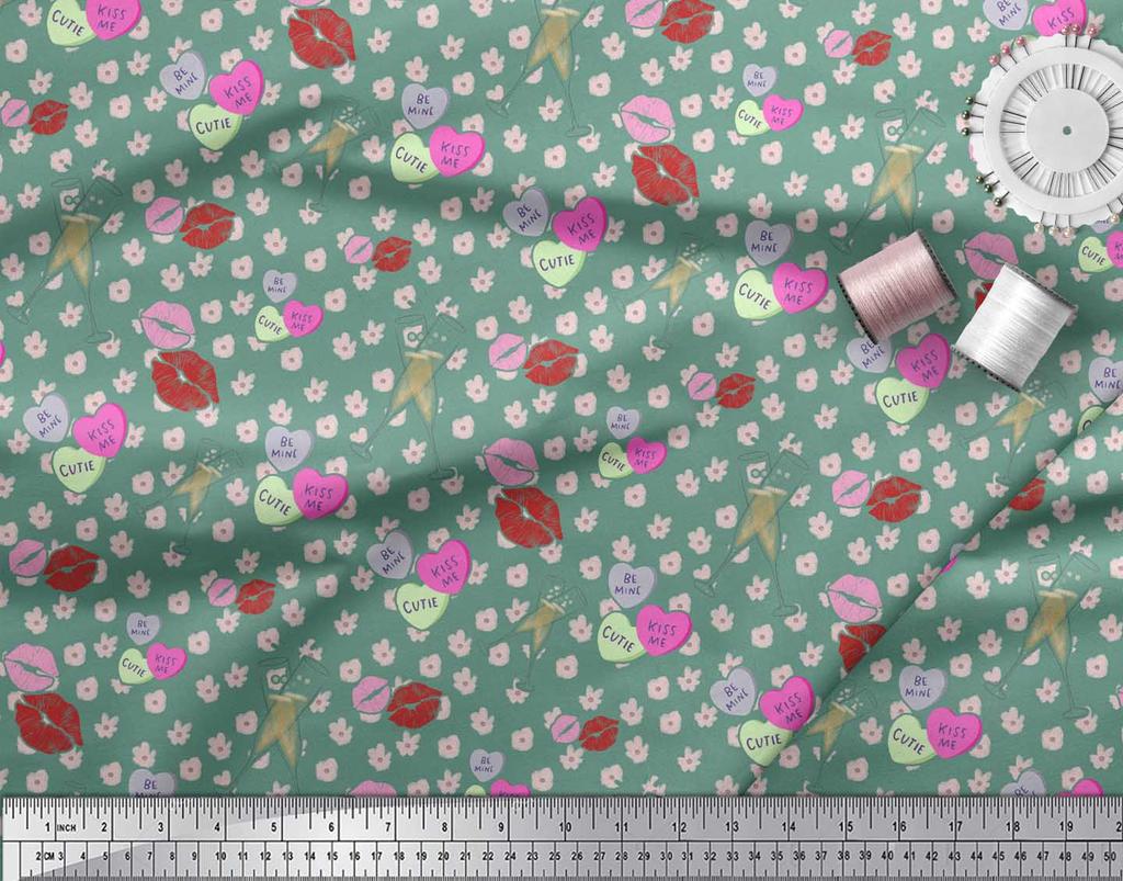 Soimoi Зеленая японская креп-сатиновая ткань с мазком кисти, сердечками и бокалами для вечеринок, ткань с принтом 1 метр 42 дюйма