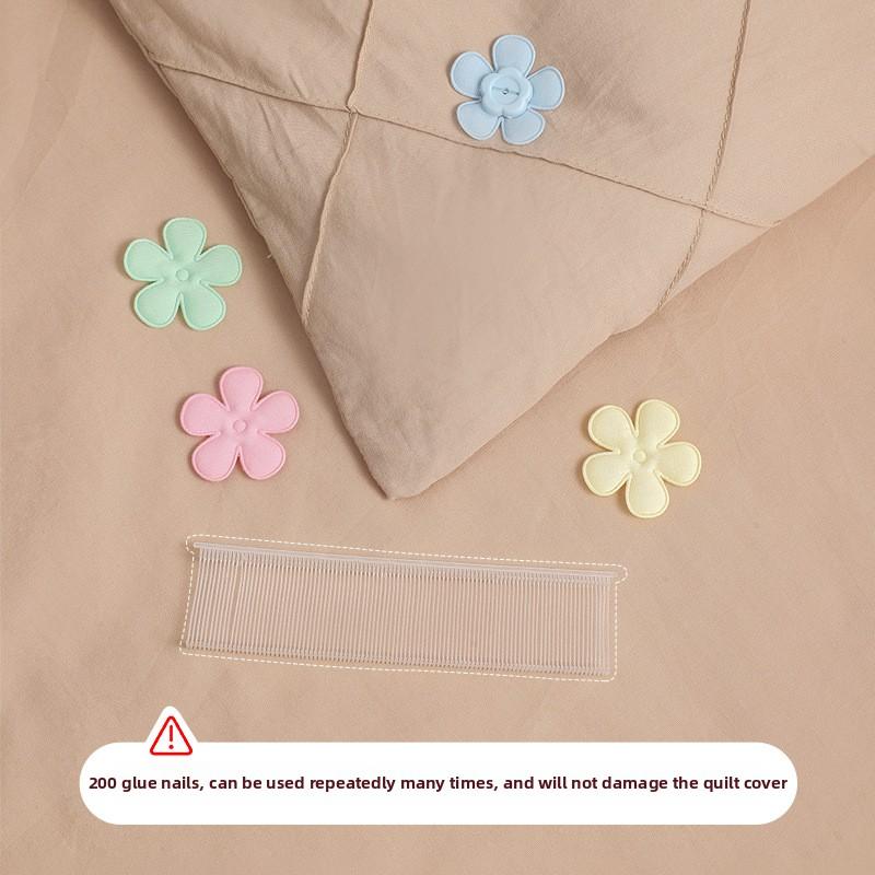 Застежка для одеяла — это чудо без игл, невидимая, мягкая силиконовая, противоскользящая, не царапающая и предотвращающая сбивание одеяла пряжка.