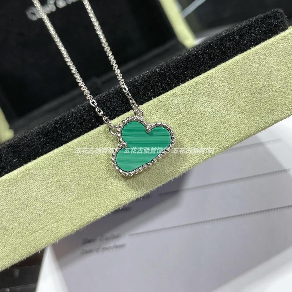 Ожерелье «Четырехлистный клевер» Van Cleef: Золотой кулон с дизайном в виде пяти цветков, с белым перламутром, красным агатом и бриллиантом для женщин.