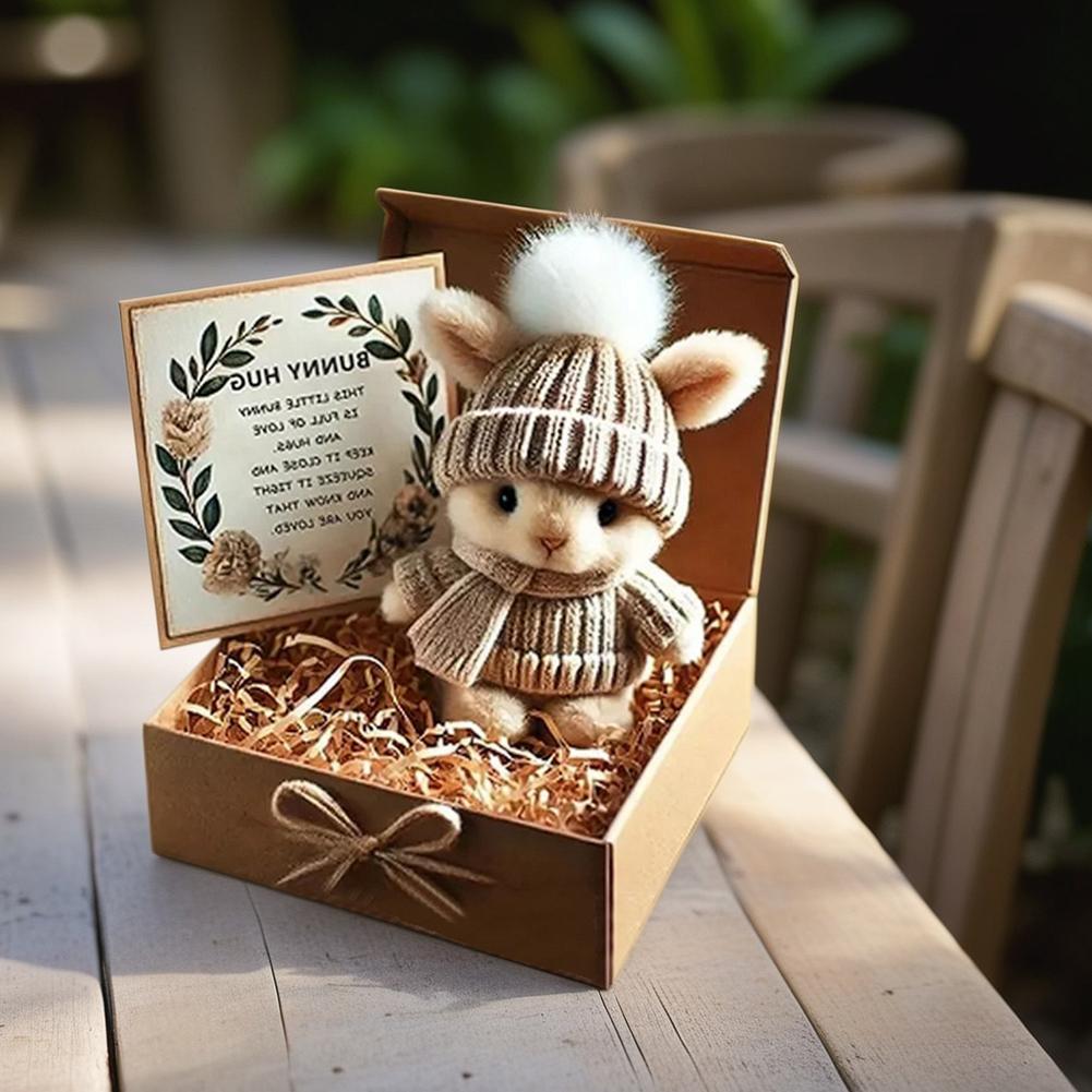 Мини Зайчик Обнимашка Милый Пасхальный Подарок Плюшевый Зайчик в Вязаной Шапке и Мягким Кармашком Кролик для Эмоциональной Поддержки с Подарочной Коробкой и Открыткой
