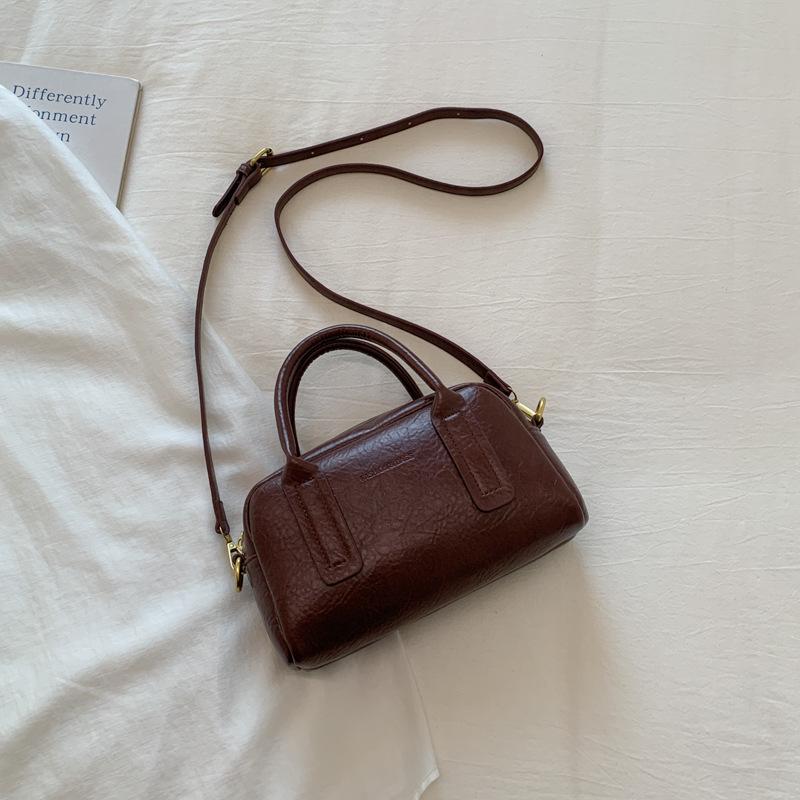 Ретро нишевый дизайн новая простая и изысканная сумочка модная и универсальная 2025 осень женская наплечная сумка-мессенджер