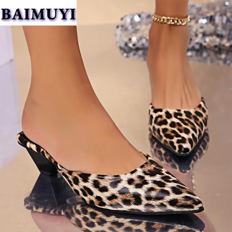 Мода леопардовый острый носок женские мюли тапочки туфли на среднем каблуке 2025 тренд сексуальные сандалии дизайнерские шлепанцы туфли на высоком каблуке Mujer Zapatillas