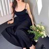 Стильное однотонное летнее платье с высокой талией, на тонких бретельках, с открытыми плечами, до колена, стройнящее
