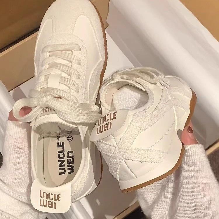 Модная летняя тонкая модель Белая женская обувь 2025Новая парусиновая дышащая обувь слипоны на плоской подошве из резинового материала