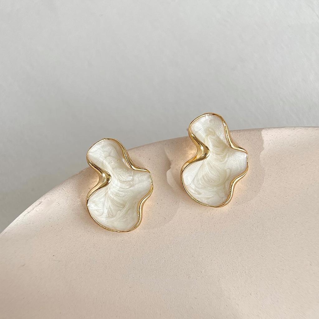 Artistic Abstract White Black Pink Color Cloud Irregular Stud Earring for Women Temperament Ear Jewelry Simple Party Gift