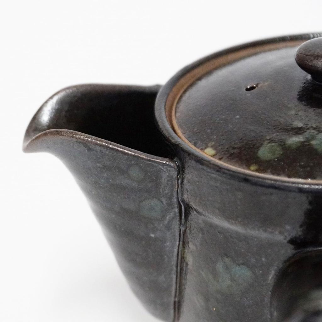 Кофейный чайник для кофе от Hasami, изготовленный в печи Chojuro, емкостью 300 мл. Приблизительно 2 чашки. Можно мыть в посудомоечной машине. С фильтром. Просто залейте горячей водой и дайте ей закипеть.