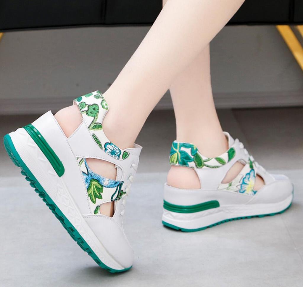 Мода 2024 Лето Новые дышащие сетчатые спортивные сандалии Женские внутренние увеличенные кроссовки Женские уличные теннисные туфли на платформе со шнуровкой