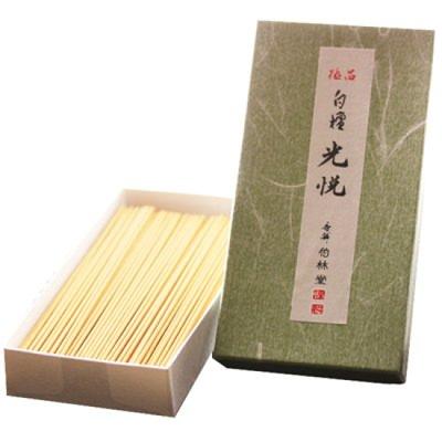 Благовония Hakurindo Premium Sandalwood Koetsu Длина палочки: приблизительно 135 мм Содержимое: приблизительно 70 г Время горения: приблизительно 25 минут Дым