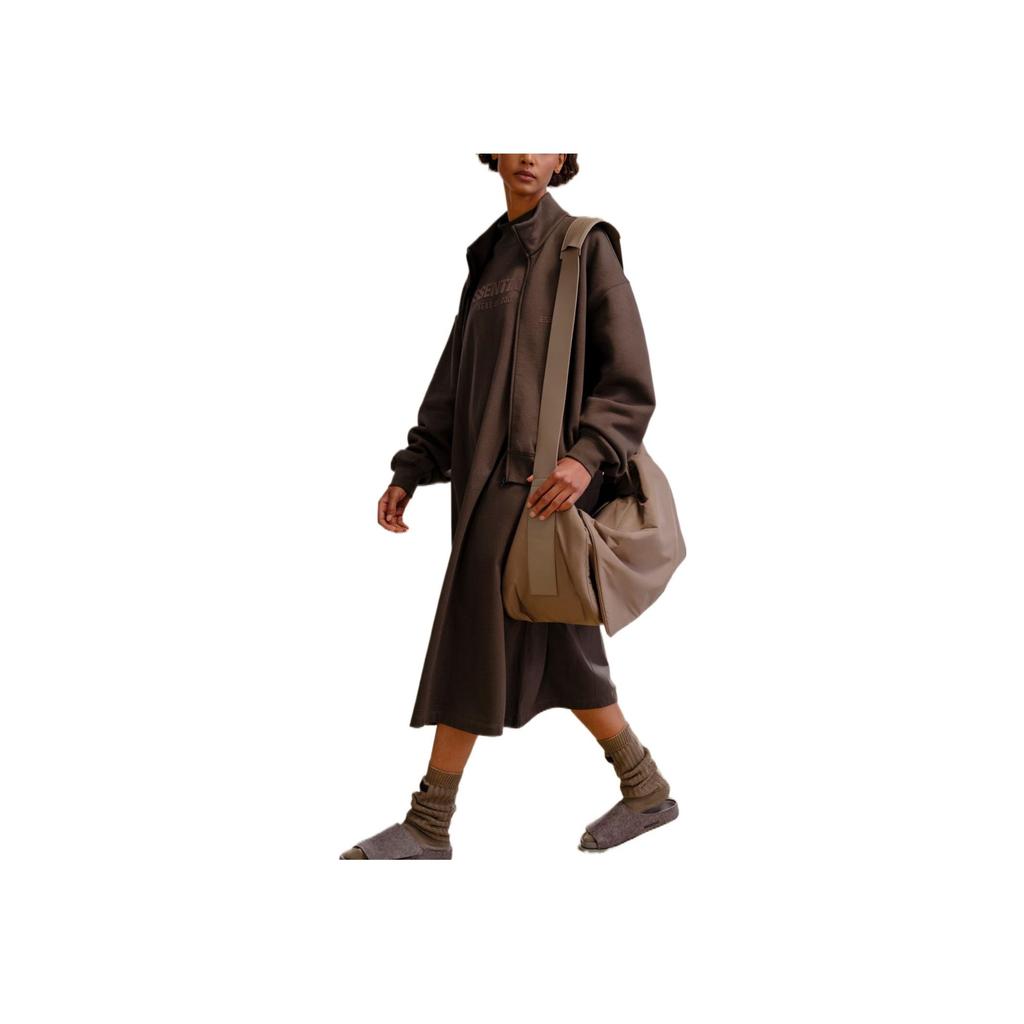 Fear of God Essentials Платье-футболка Осень/Зима 22 с принтом логотипа из дерева Женские платья Древесно-коричневый FOG-FW22-396