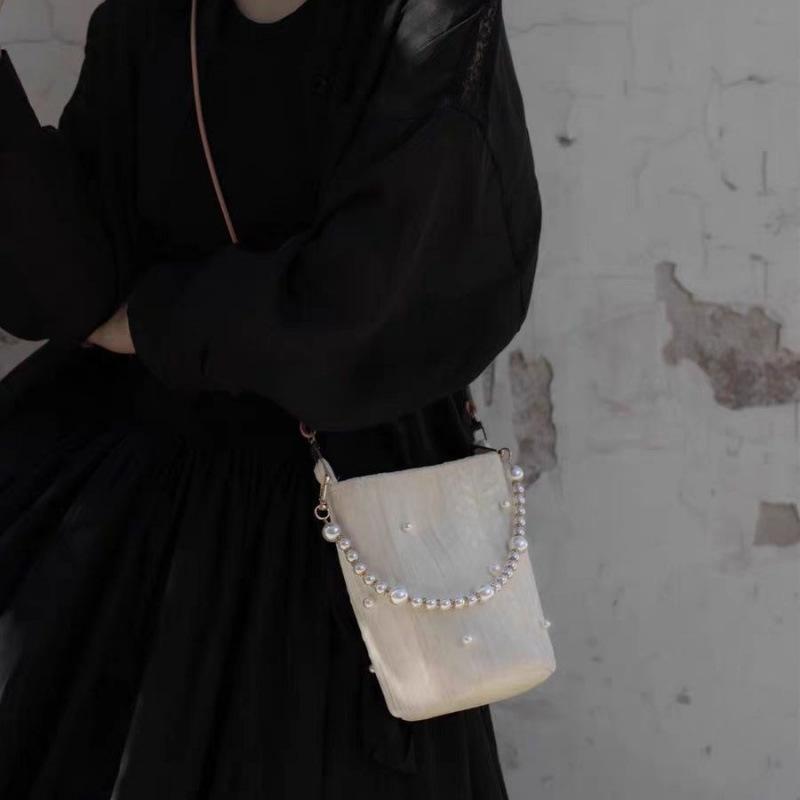 Оригинальный нишевый дизайн Бархатная сумка-ведро с жемчужной текстурой Кремово-белая леди-светская львица с наплечной сумкой-мессенджером