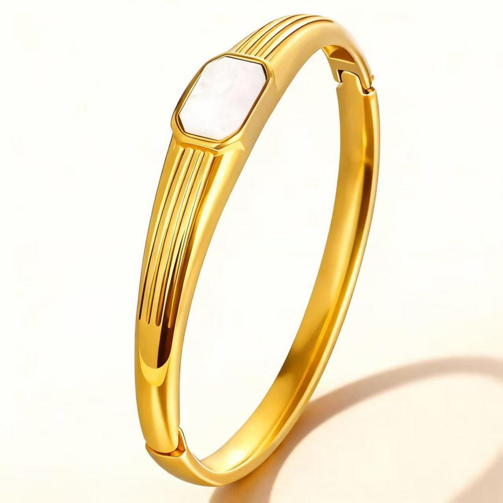 New Heart-Shaped Stainless Steel Bracelet: Elegant, Stylish & Non-Fading Wristband for Girls