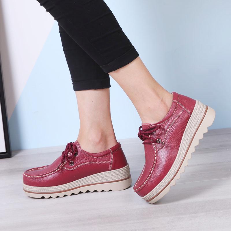 Женские закрытые туфли на танкетке