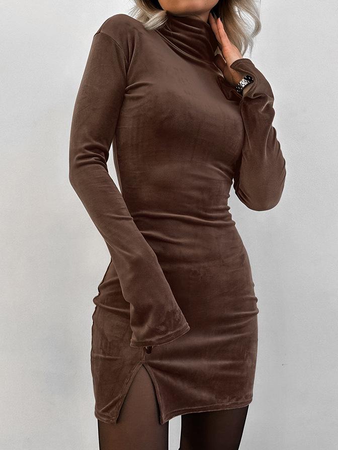 Элегантное облегающее платье-тубус из серебристого бархата с высоким воротником - Мода Осени 2024