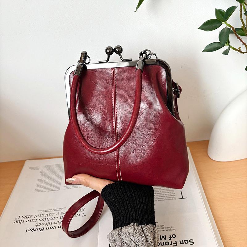 Винтажная мини-сумка кроссбоди на плечо из бежевой искусственной кожи с золотой пряжкой