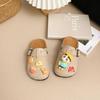 2025 Милые мультяшные детские сандалии Birkenstock с толстой подошвой Shin-chan: Нескользящие ретро закрытые тапочки для мальчиков и девочек.