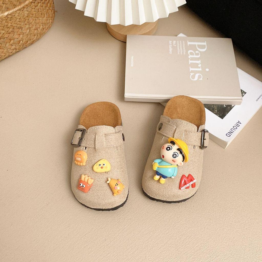 2025 Милые мультяшные детские сандалии Birkenstock с толстой подошвой Shin-chan: Нескользящие ретро закрытые тапочки для мальчиков и девочек.