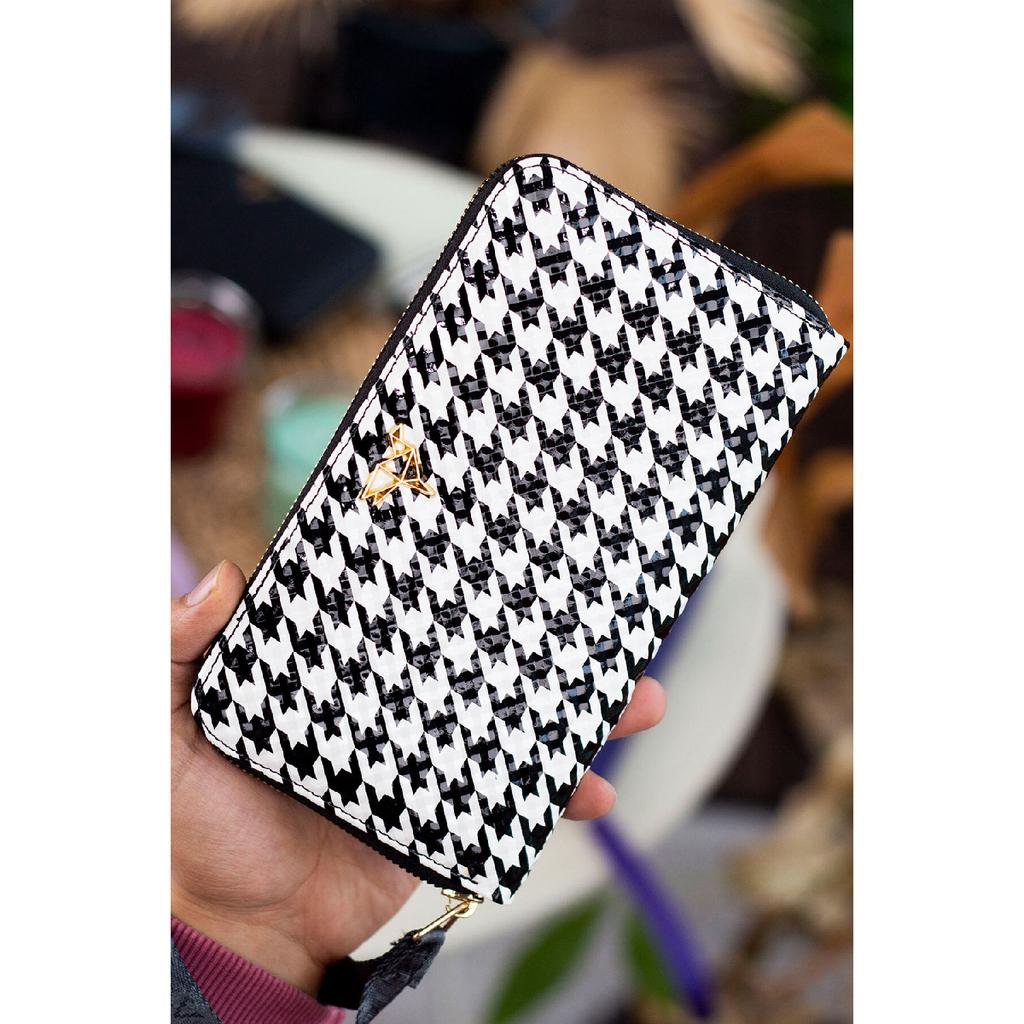 Tilburg Кошелек-портфель с ручкой на запястье и соломенным узором сливово-фиолетового цвета с большим количеством визитниц