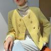 Изысканный и симпатичный короткий жакет с круглым вырезом и двубортными пуговицами