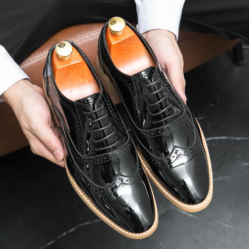 Весенние золотистые блестящие мужские кожаные туфли, модная дизайнерская обувь в стиле барокко, дизайнерская обувь для вечеринок, ночных клубов, повседневная обувь на мягкой подошве