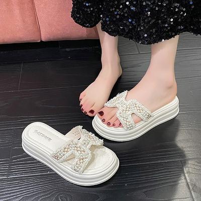 Модные шлепанцы на толстой подошве с жемчугом для женской уличной одежды 2025 лето новые Xiaoxiangfeng внешнеторговые шлепанцы на танкетке крутые шлепанцы