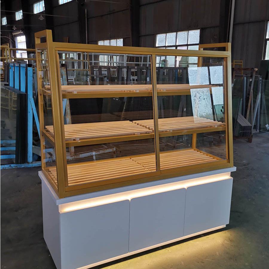 В наличии кондитерская витрина: Остров из массива дерева и кованого железа с ящиками для хлеба, выпечки и жареных продуктов