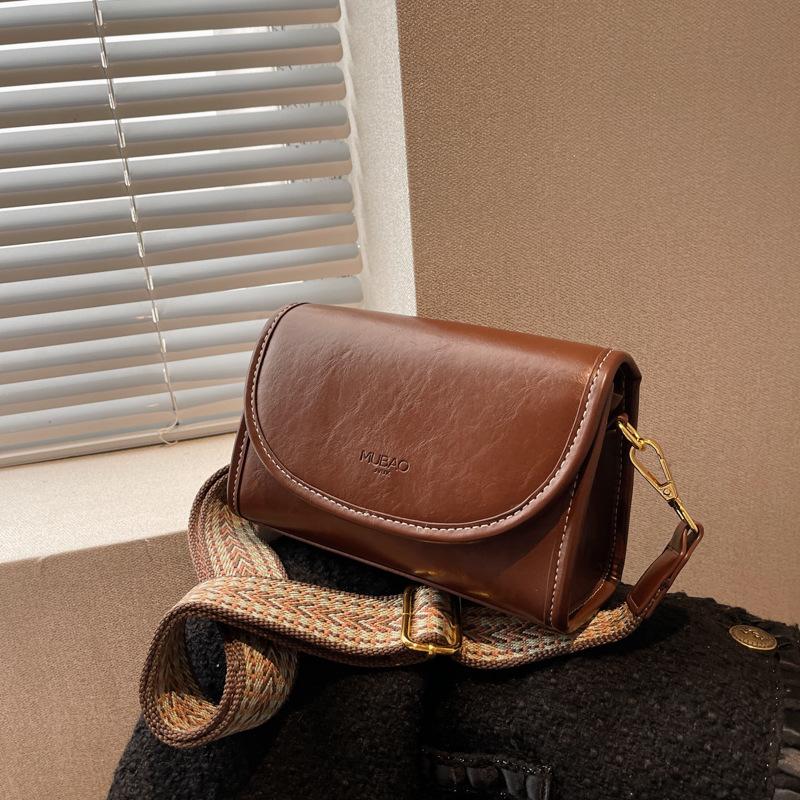 Нишевая дизайнерская сумка-мессенджер на одно плечо 2025 новая трендовая сумка осень-зима женская универсальная маленькая квадратная сумка с широким плечевым ремнем