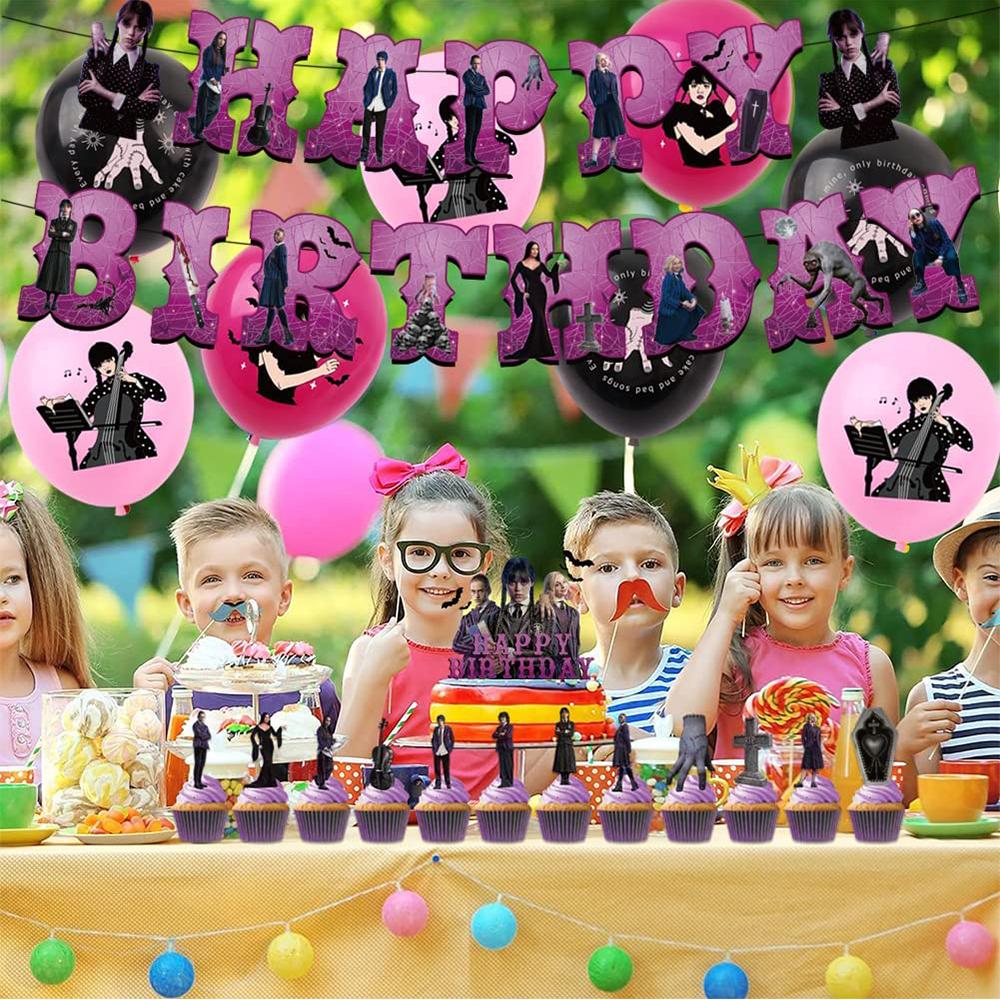 Украшения для вечеринки в честь дня рождения Уэнсдей Аддамс включают топпер для торта, баннер из воздушных шаров
