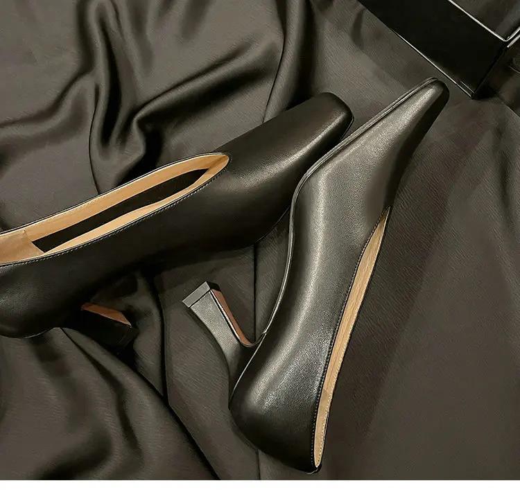 Fashion 2025 White Square Head High Heels Autumn New Temperament Thick With Niche Design V-Mouth Leather Vintage Single Shoes Women