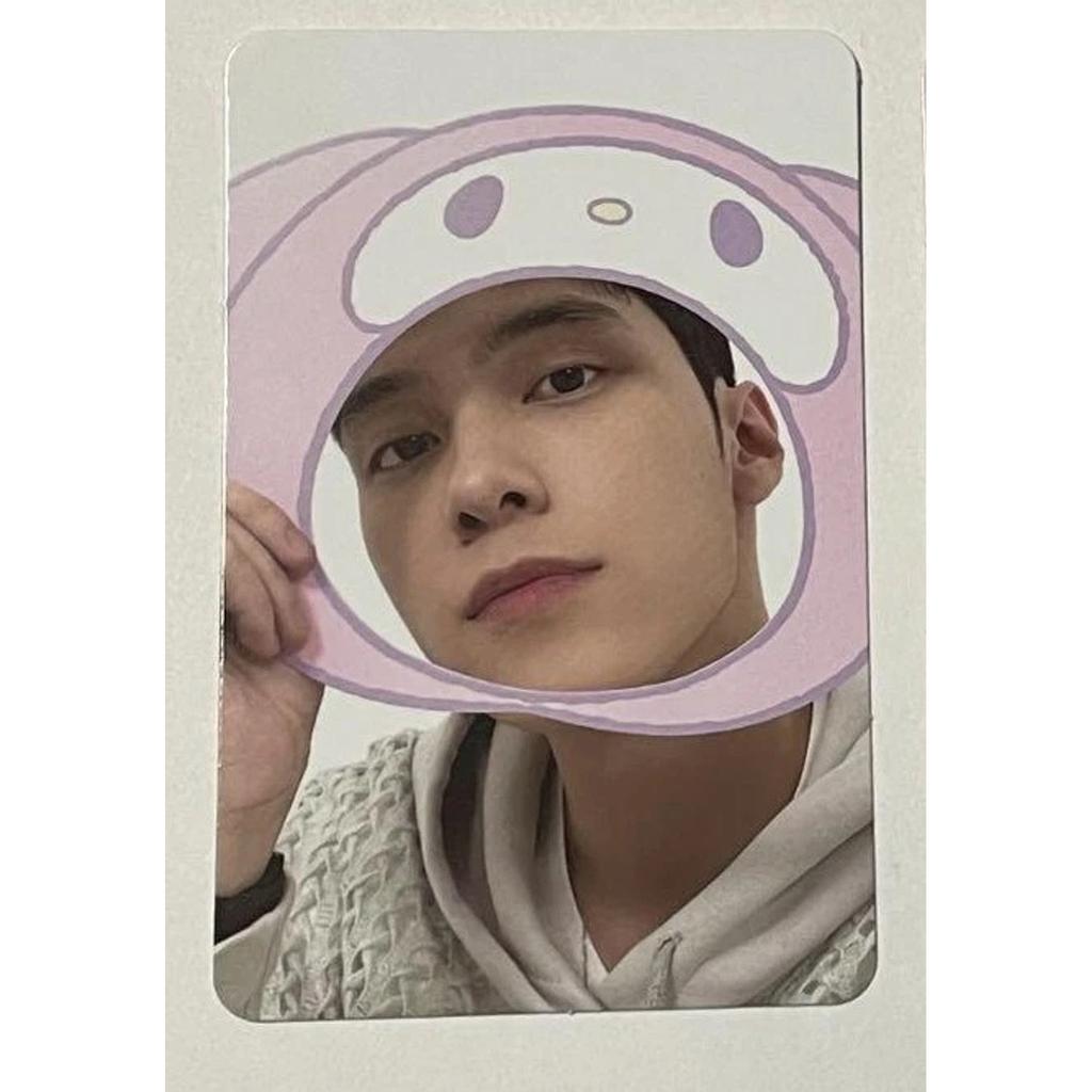 Официальная фотокарточка NCT x ПЕРСОНАЖИ SANRIO, версия B. СЕЛФИ / ПЕРСОНАЖ